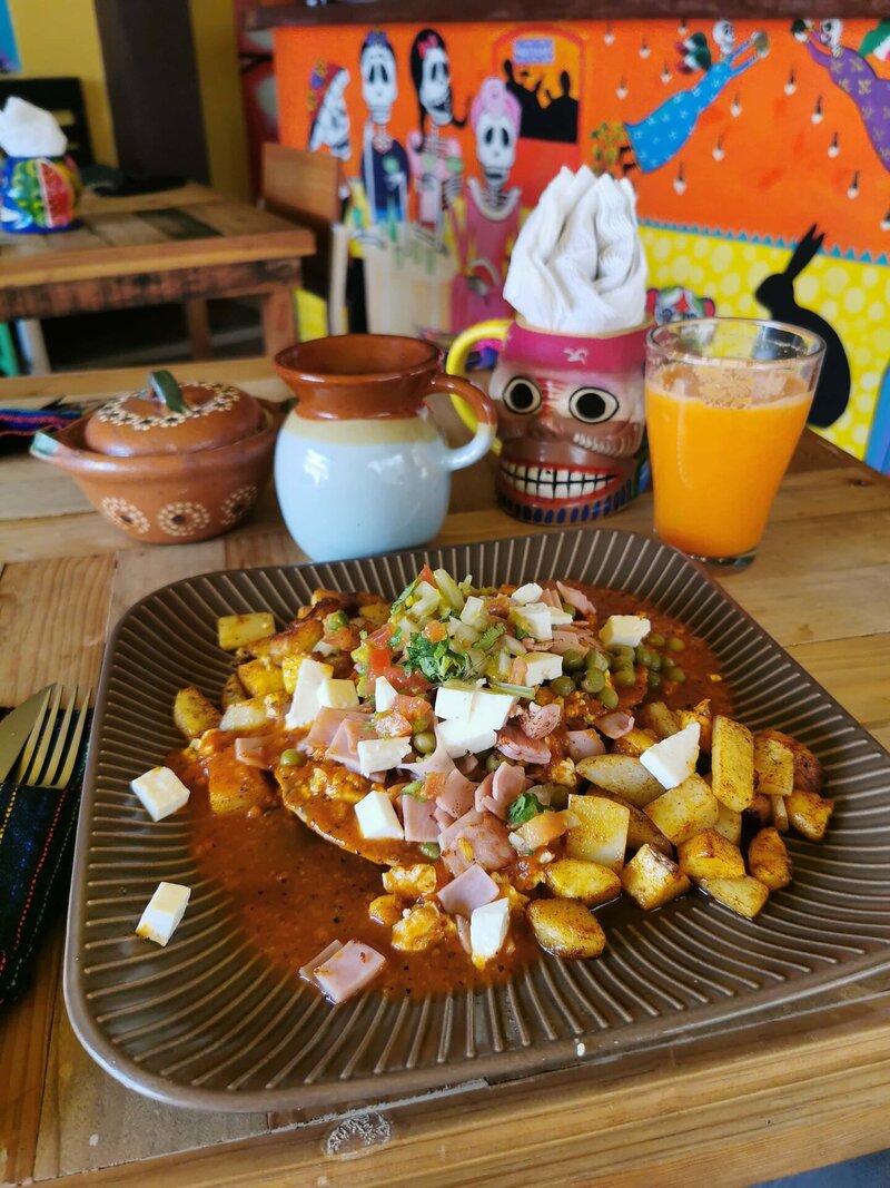 Huevos Motuleños im Amparo's auf Cozumel