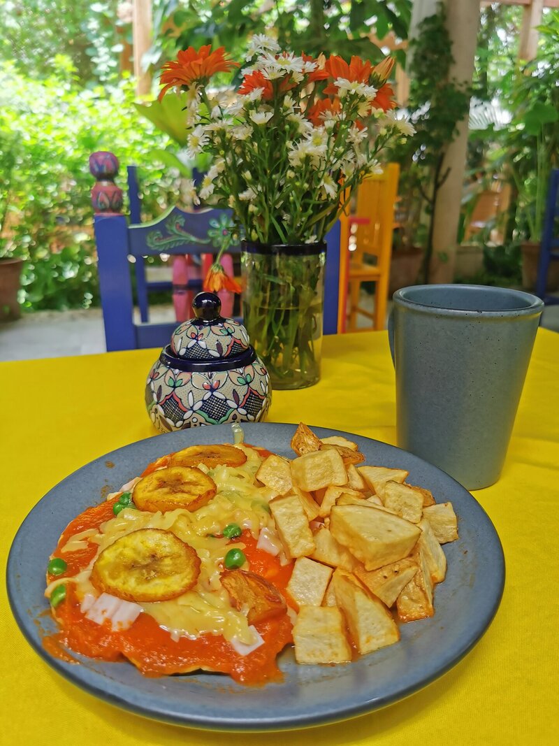 Huevos Motuleños im Yerbabuena de Sisal