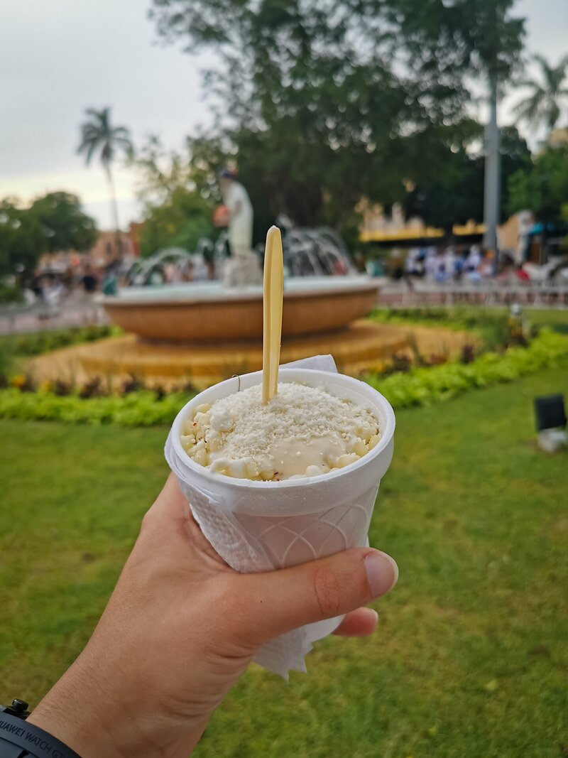 Leckere Esquites mit Mayo und Chilli