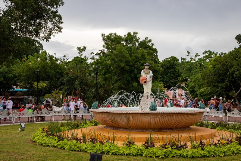 Ein Brunnen ziert die Mitte des Parks
