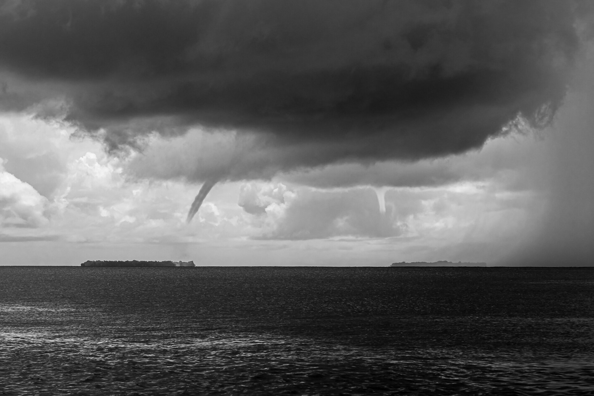 Zwei kleine Tornados vor Zapatilla in Panama