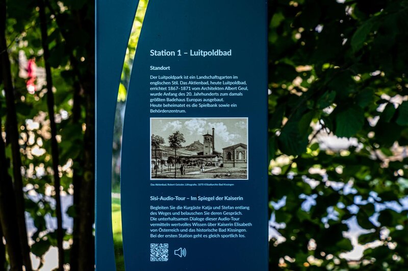 Die erste Stele steht direkt am Startpunkt der Wanderung