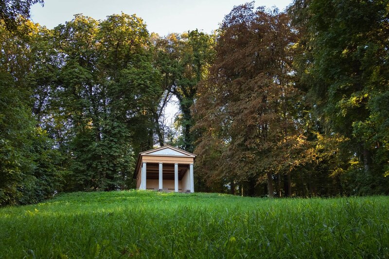 Die Walhalla steht ganz mystisch zwischen den Wäldern