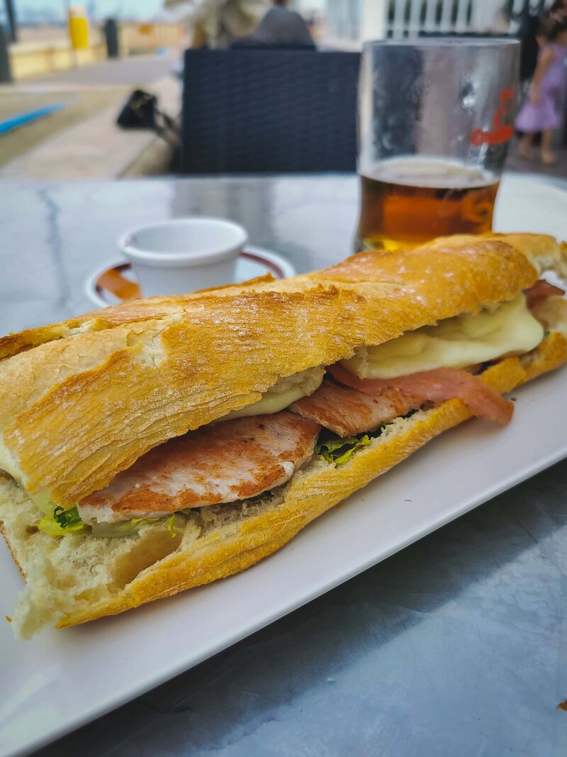Es geht nichts über ein ordentliches Bocadillo am Strand