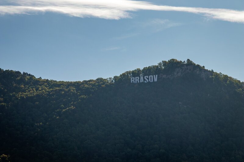 Der Brașov-Schriftzug auf dem bewaldeten Tâmpa-Berg – ein bisschen wie in Hollywood