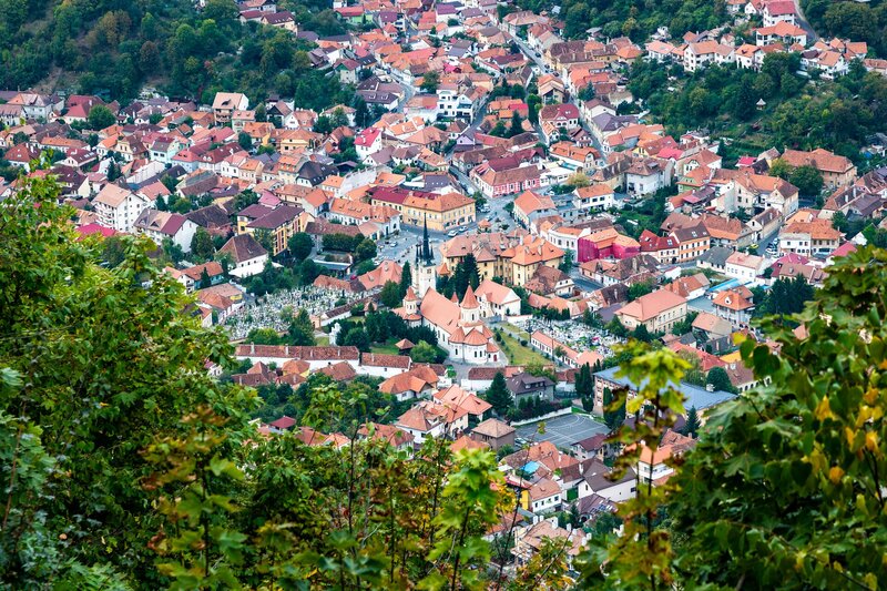 Brașov von oben: Die Altstadt schmiegt sich dicht an den Fuß der Karpaten