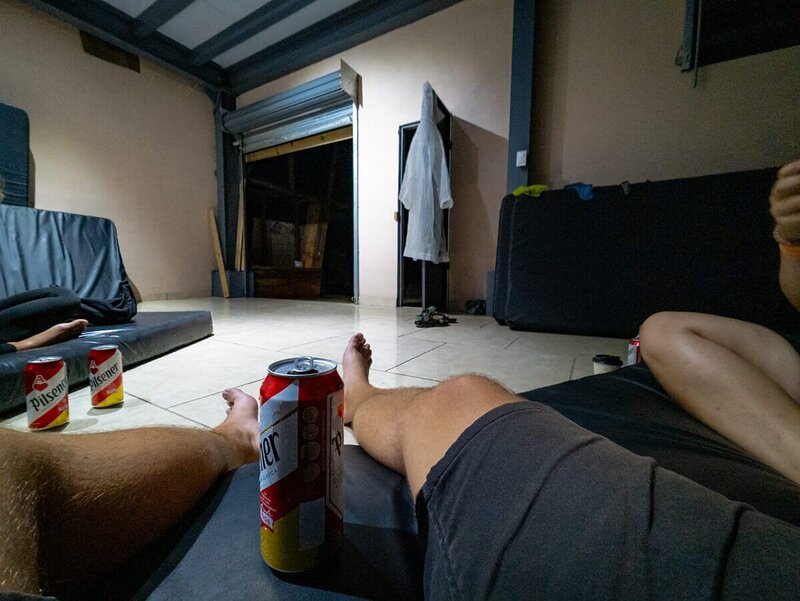Mit einem kalten Bier klingt der Abend im Bergcamp aus