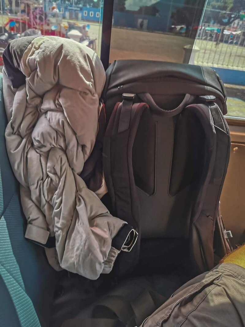 Rucksack und Schlafsack im Shuttle – vollgepackt auf dem Weg zum Acatenango
