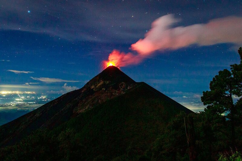 Der Fuego spuckt nachts glühende Lava – unten funkelt das Lichtermeer Guatemalas