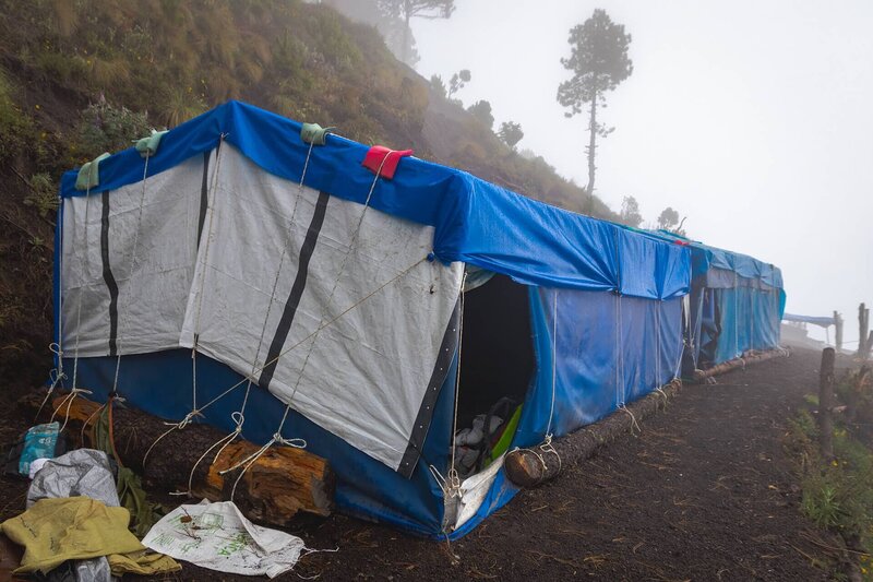 Die Zelte im Basecamp am Acatenango – dichte Wolken inklusive