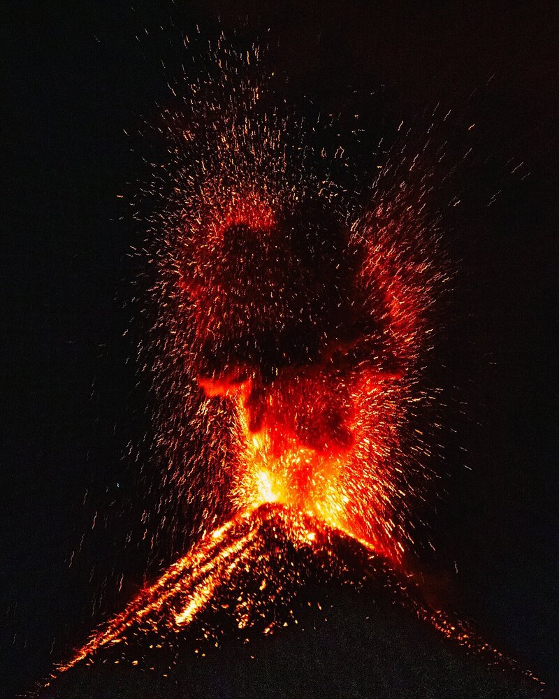 Der Fuego explodiert in der Nacht – glühende Lavafontänen sprühen in alle Richtungen