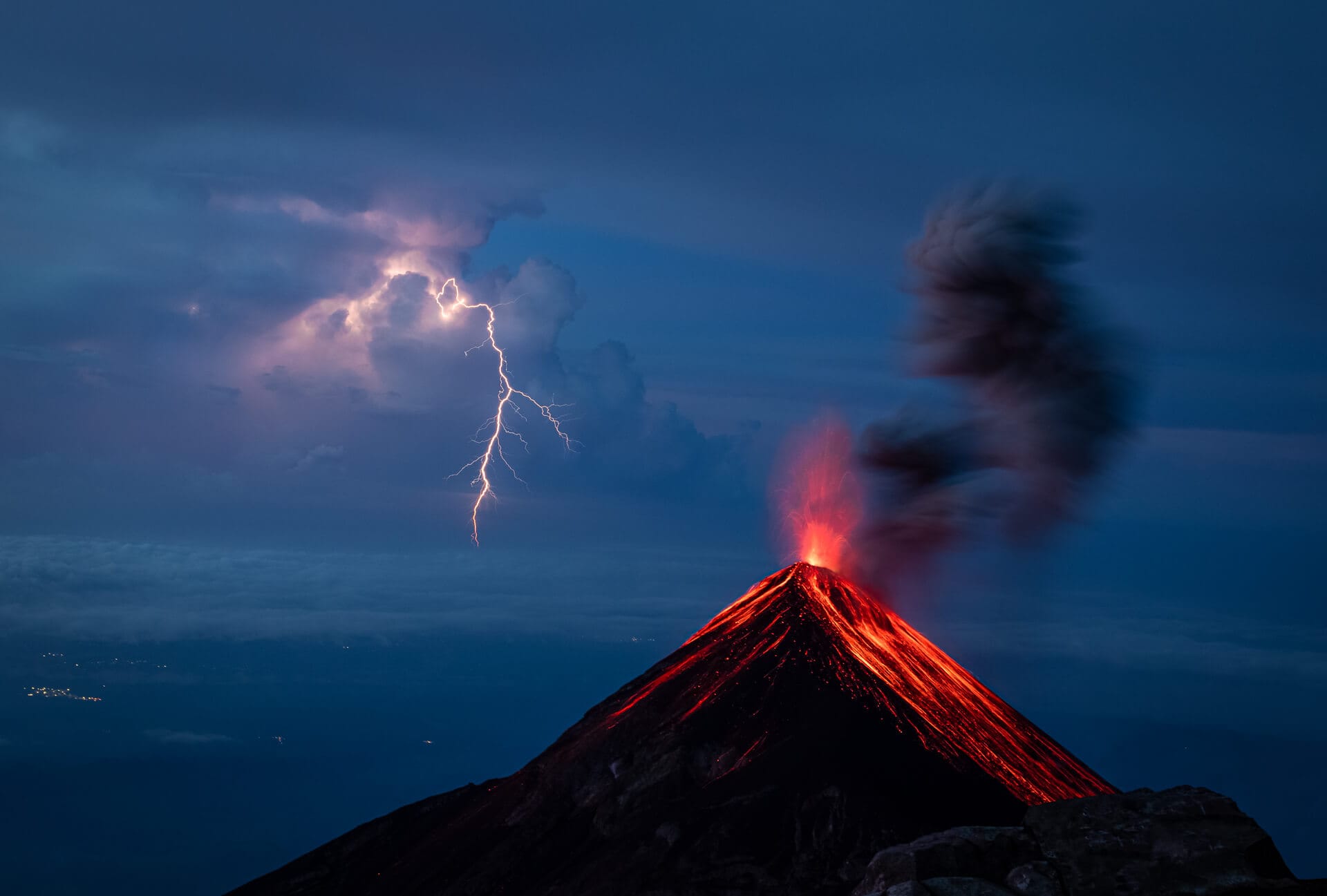 Lava und Explosionen auf der Fuego Tour auf dem Acatenango