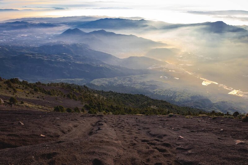 Weiter Blick vom Acatenango über das erwachende Tal beim Sonnenaufgang