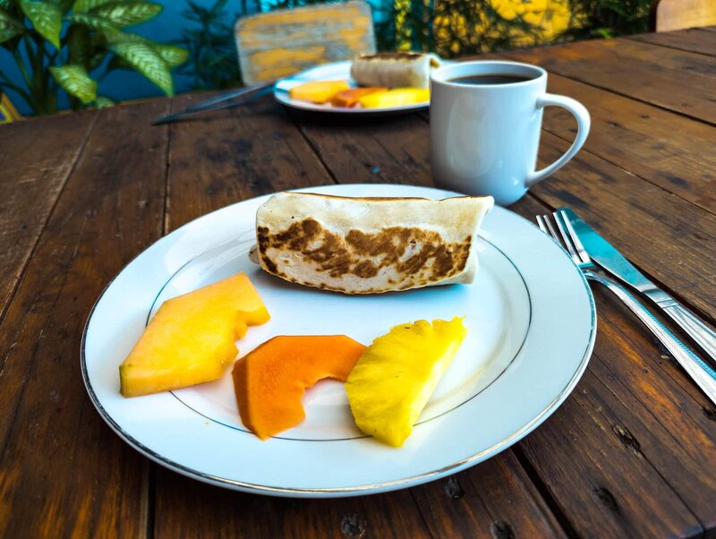 Stärkung vor dem Aufstieg: Frühstück mit Crêpe, frischen Früchten und Kaffee