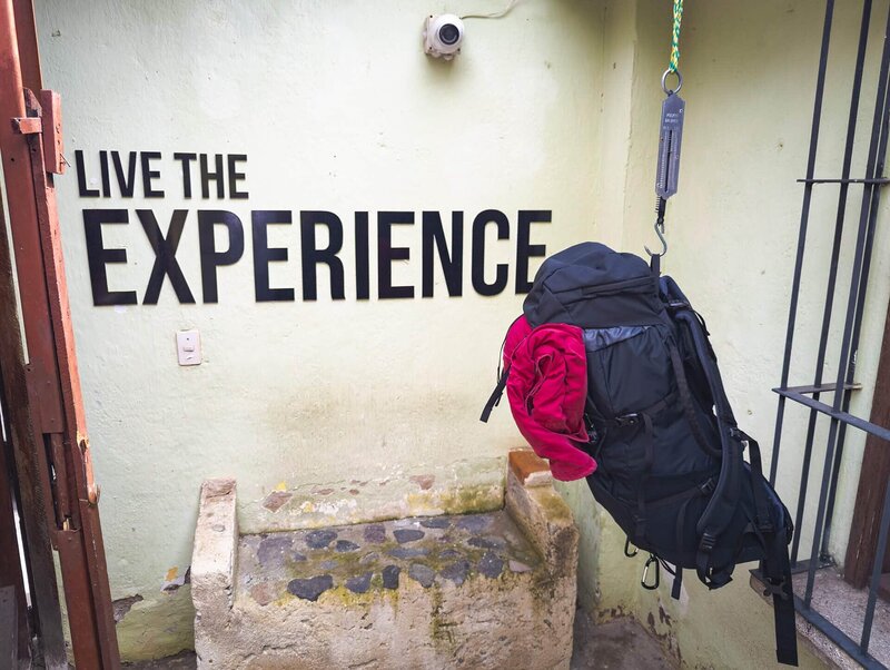 Rucksack-Wiegen vor der Tour – „Live the Experience" nehmen sie hier wörtlich