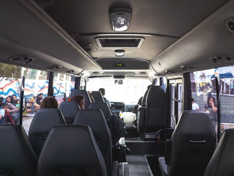 Im Shuttle-Bus geht es von Antigua Richtung Acatenango