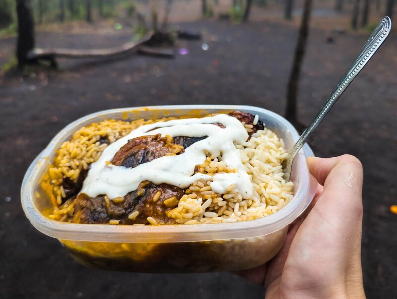 Wanderer-Abendessen im Camp: Reis mit Fleisch und Soße aus der Frischhaltebox