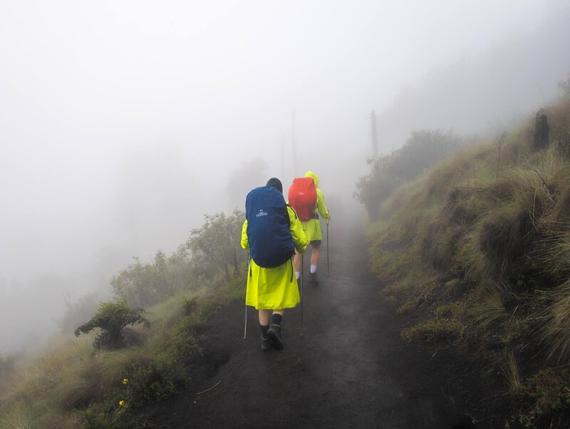 In Regenponchos durch den dichten Nebel – der Aufstieg zum Basecamp fordert alles