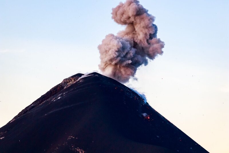 Aschewolke über dem Gipfel des Fuego, unten glüht schon die Lava