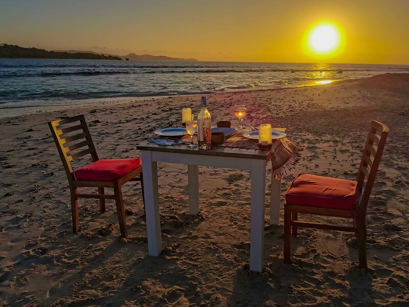 Sonnenuntergangsdinner am Strand