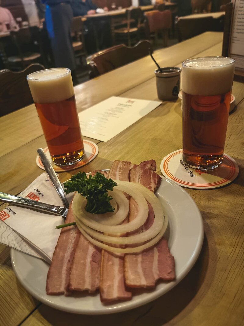 Ein typischer Anblick im Uerige. Noch authentischer wäre es mit Mettbrötchen