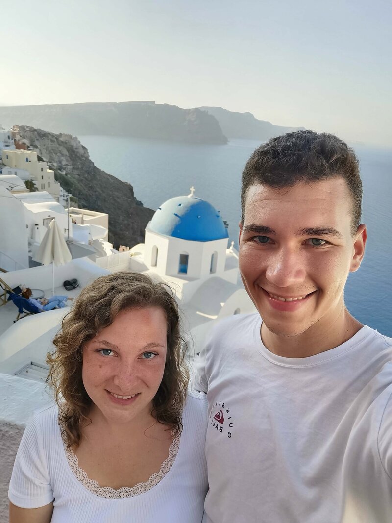 An den blauen Kuppeln von Santorini