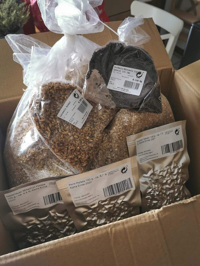 So sehen die abgepackten Hopfen und Malze aus, wenn sie ankommen