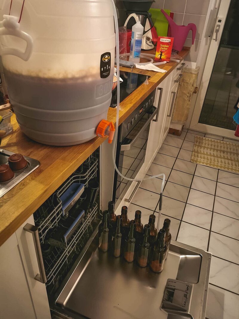 Ich desinfiziere die Flaschen in der Spülmaschine mit Hygienefunktion im Dampfbad