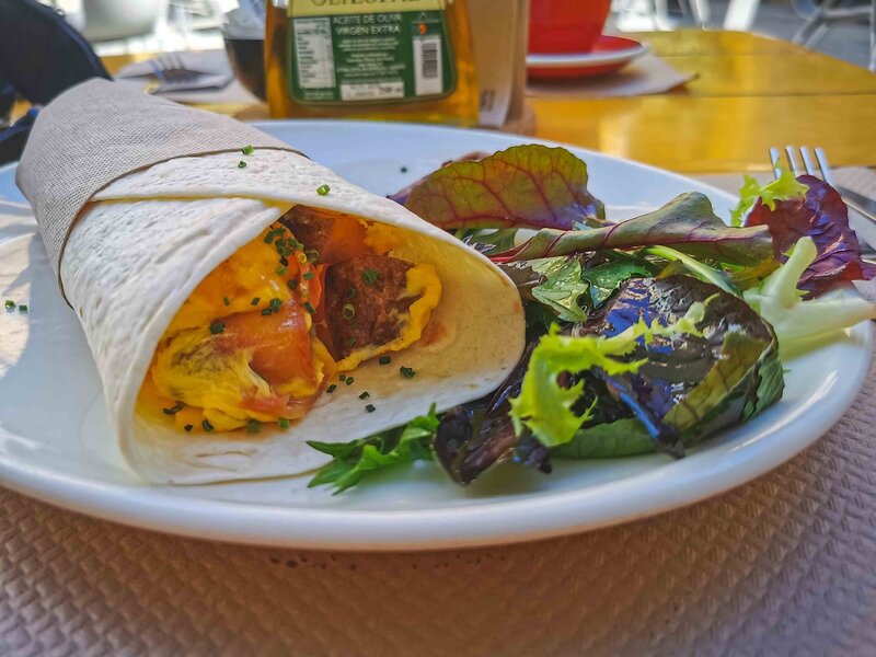 Ein leckerer Eier-Boritto bei Brunch Corner