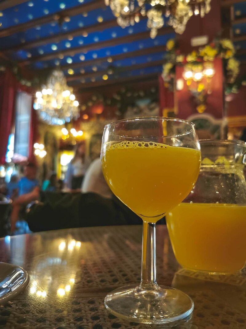 Am besten kannst du deinen Aqua de Valencia im Cafe de las Horas genießen