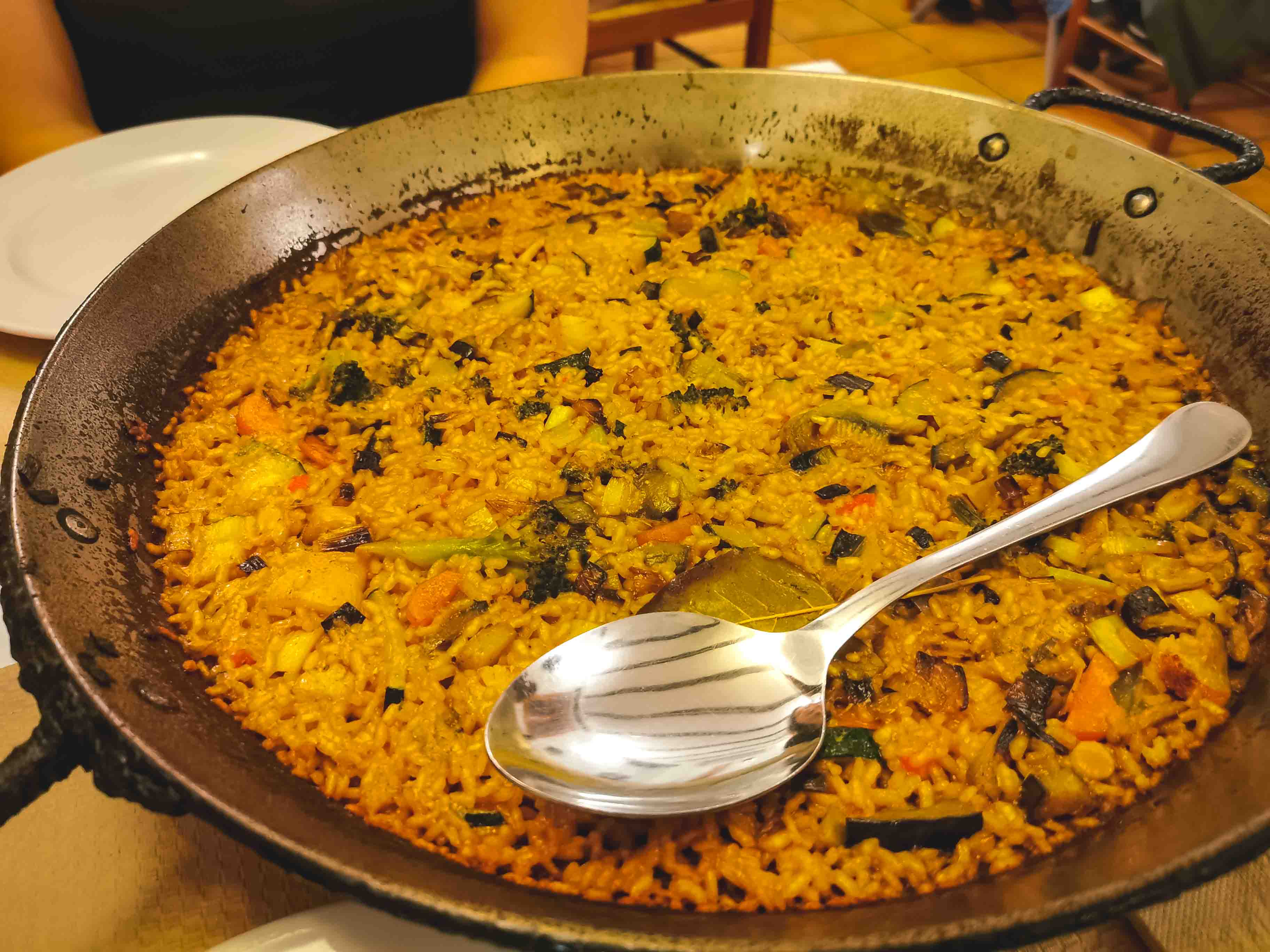 Eine große Pfanne leckere Paella in Valencia
