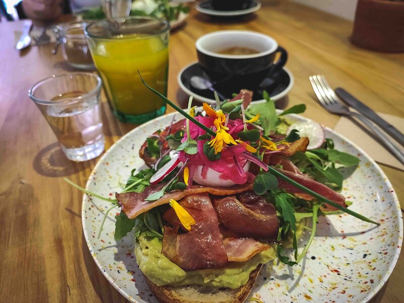 Den besten Caffee und die leckersten Avocado Toasts gibts bei Bluebell