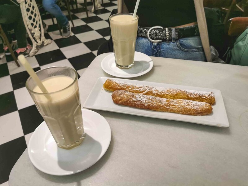 Horchata und Faton in der Horchateria Santa Catalina