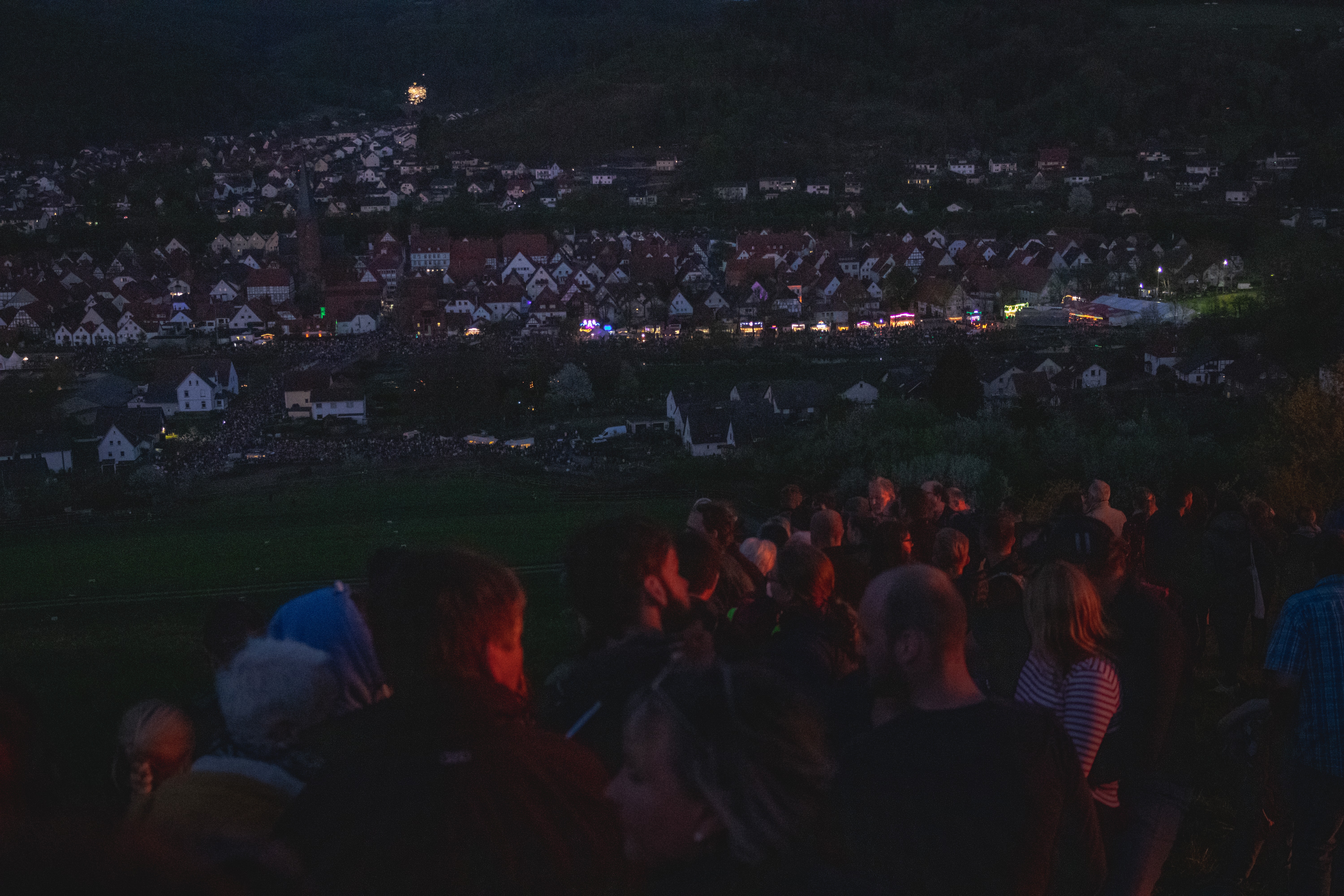 Bei Einbruch der Dunkelheit versammeln sich die Menschen sowohl oben auf dem Berg, als auch unten im Zuschauerbereich