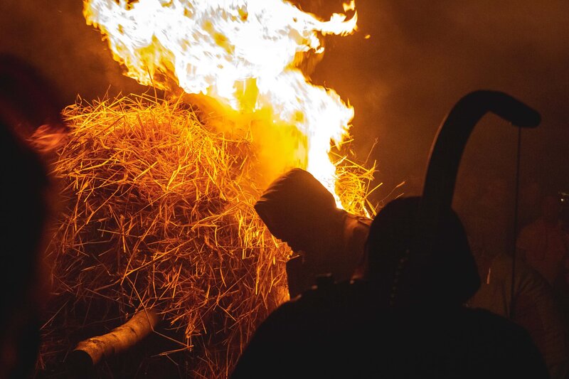 Es dauert nur einen kurzen Augenblick, bis das ganze Rad in Flammen steht