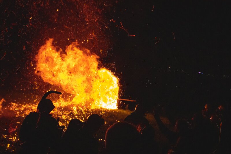 Die Feuerräder hinterlassen eine Spur aus Feuer auf dem Abhang