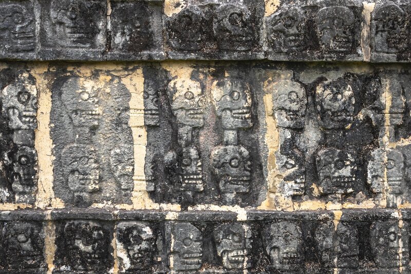 Detaillierte Totenkopf Reliefs
