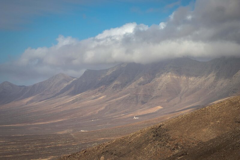Die Wolken bleiben oft am Bergkamm hängen