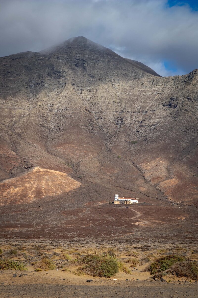 Die Villa kannst du von überall am Strand aus gut sehen