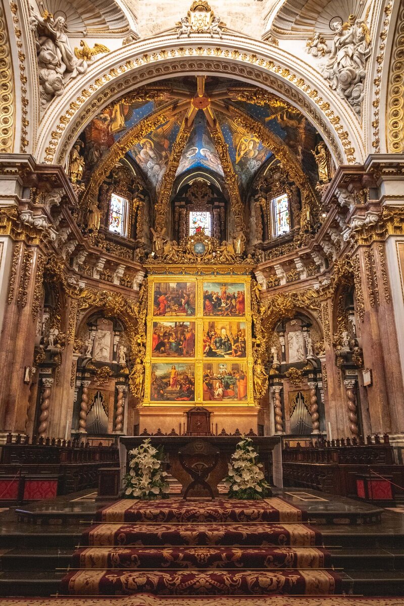 Die Wände der Kathedrale sind reich geschmückt