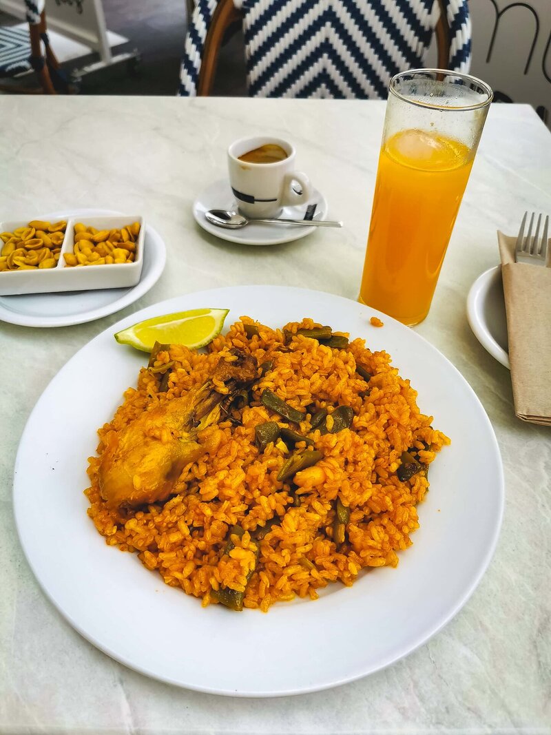 Leckere Paella von der Mittagskarte