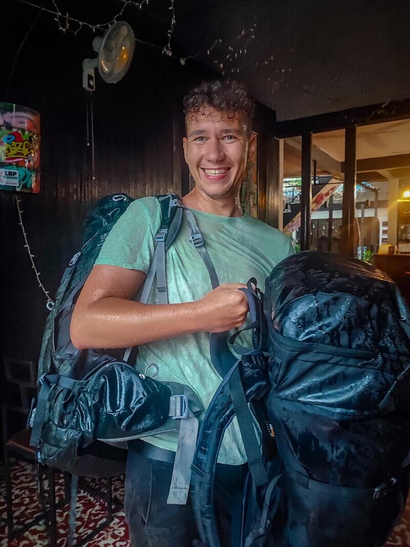 Klatschnass, aber glücklich: Mit beiden Backpacks nach dem Regenguss in León