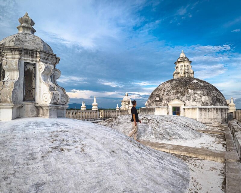 Spaziergang über die schneeweißen Kuppeln der Kathedrale von León