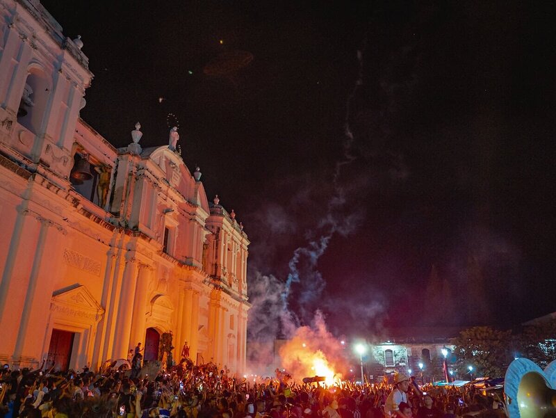 Feuerwerk und Menschenmassen vor der Kathedrale von León – Nicaragua feiert