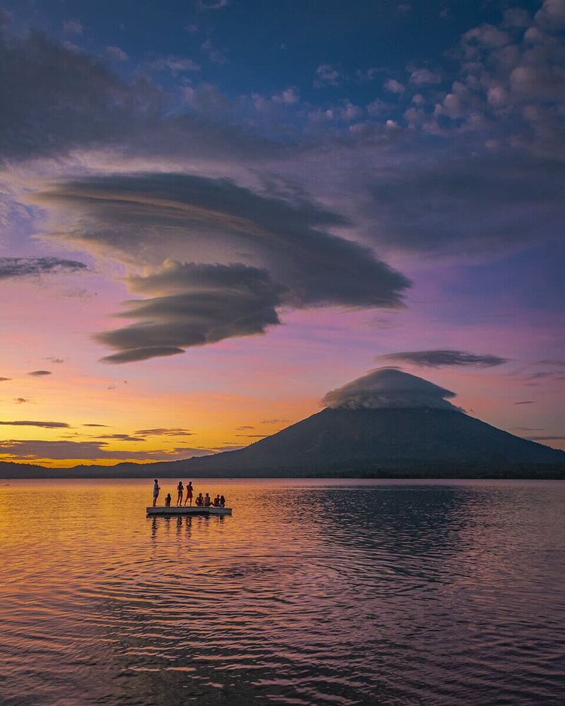 Sonnenuntergang am Nicaraguasee: Badeplattform vor dem wolkenverhangenen Vulkan Concepción auf Ometepe