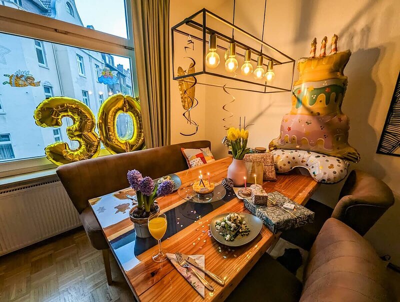 Goldene 30 am Fenster und eine riesige Ballon-Torte – Geburtstagsfrühstück daheim