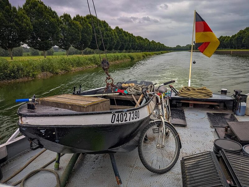 Mit Beiboot, Fahrrad und Deutschlandflagge über den Kanal – unterwegs auf dem Hausboot