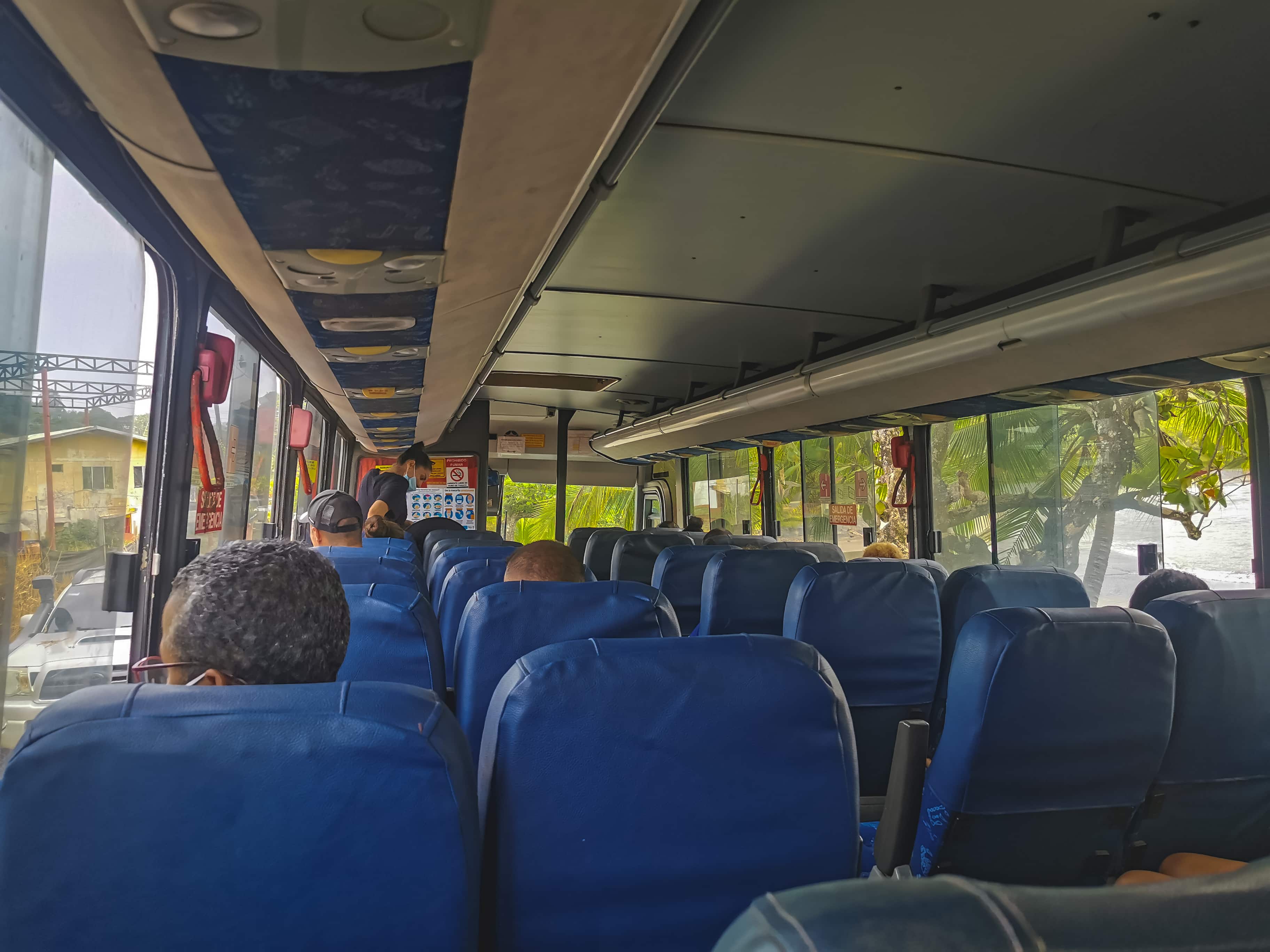 Das ist der Local Bus der Richtung Cahuita Nationalpark fährt, die Reisebusse sind viel bequemer