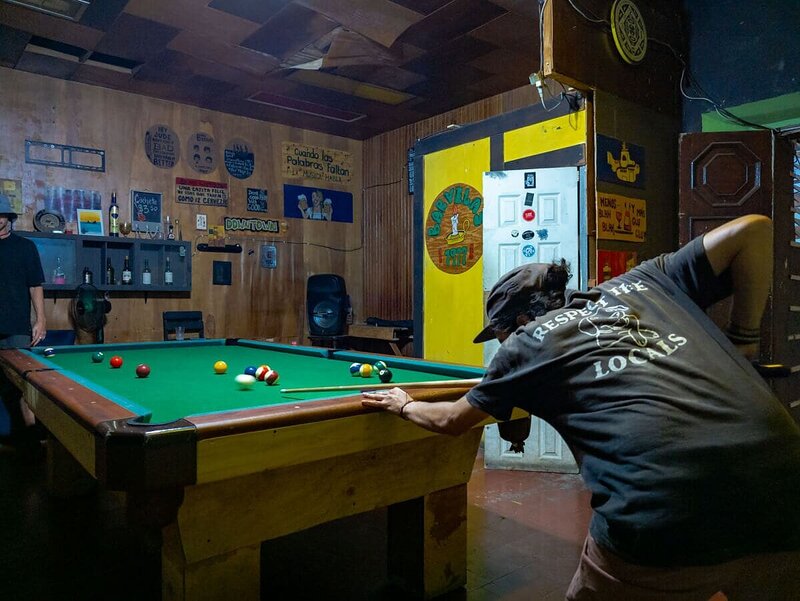 Billardrunde in einer urigen Bar in Santa Ana