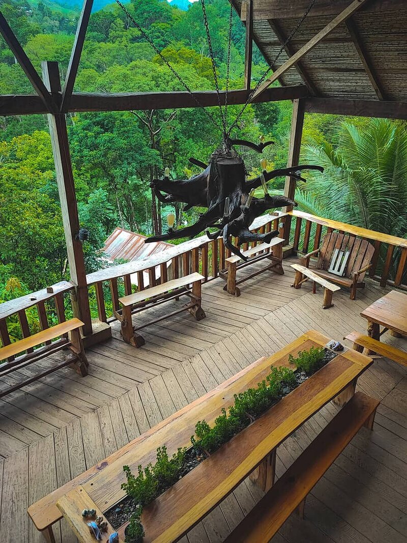 Gemütliche Holzterrasse mit Blick über den Dschungel rund um Semuc Champey